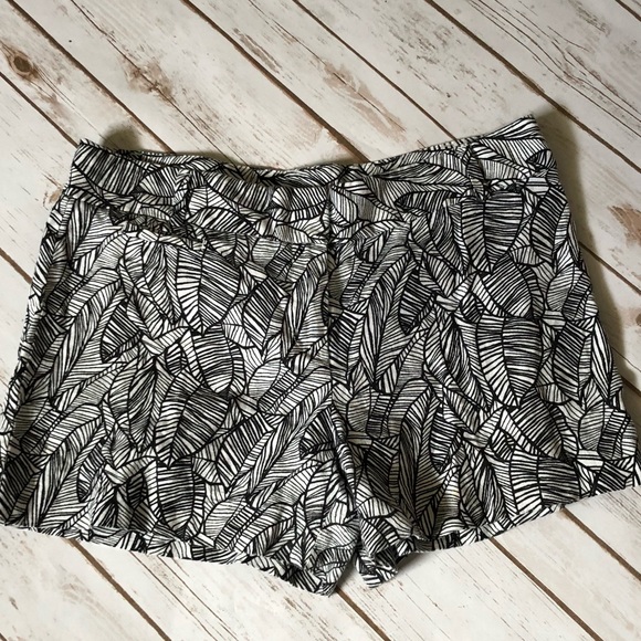 LOFT Pants - Leaf Linen Shorts